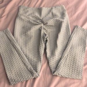 Scrunch back, cellulite hiding leggings